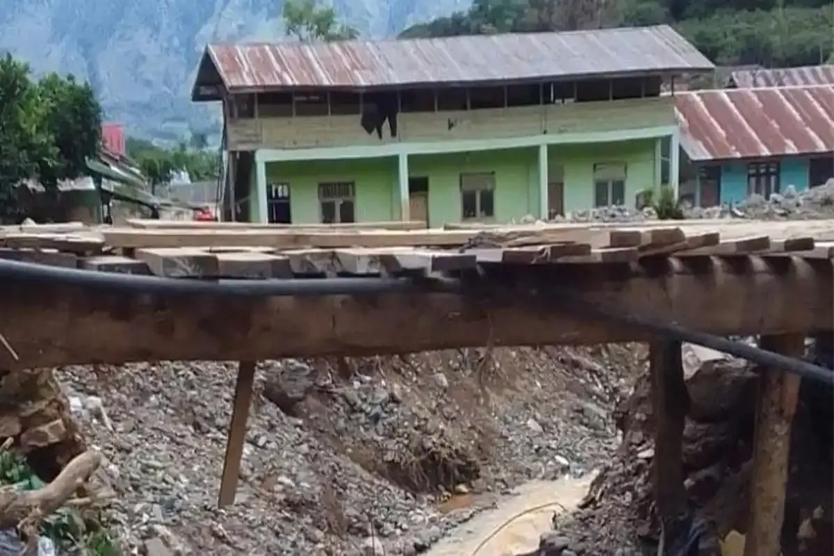 Polsek Bintang Kawal Perbaikan Jembatan Darurat di Bale Nosar