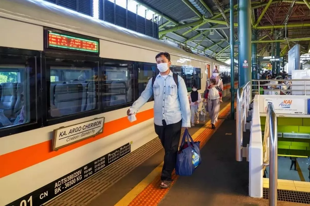 KAI Commuter Imbau Penumpang Bermasker Imbas Erupsi Krakatau