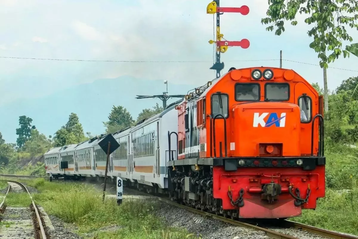 Lindungi Pekerja dari Kabut Asap, KAI Divre III Palembang Bagikan Masker