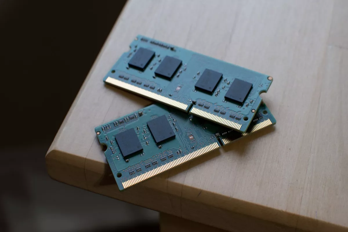 Cek perbandingan RAM 8GB vs 16GB untuk multitasking kerja berat