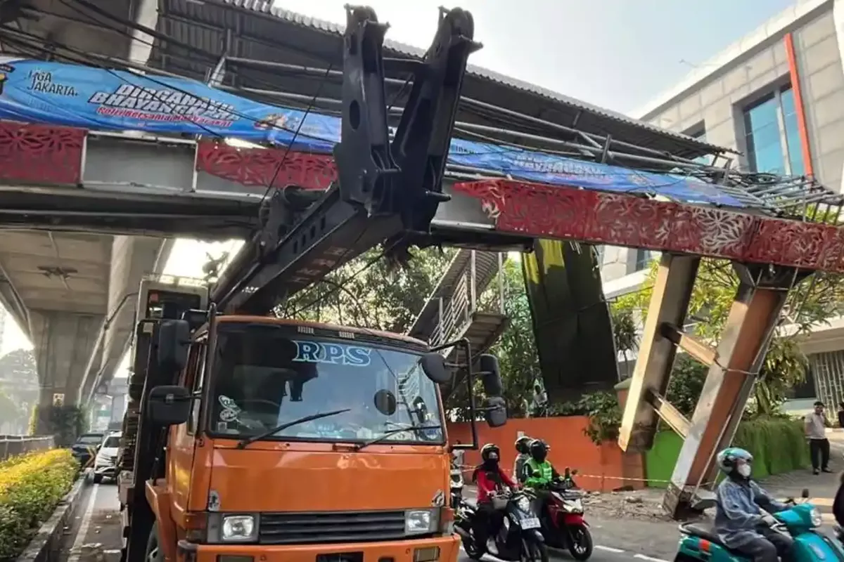 Pembongkaran JPO Tendean Berlangsung 6 Jam, Kendaraan Belum Bisa Melintas