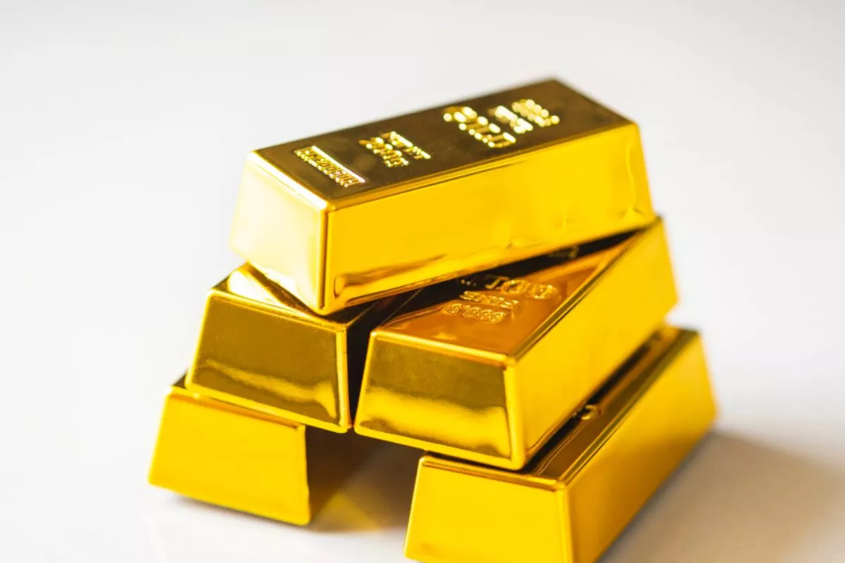 Harga Emas Diprediksi Naik ke 4.135 Didorong Sinyal Bullish dan Geopolitik