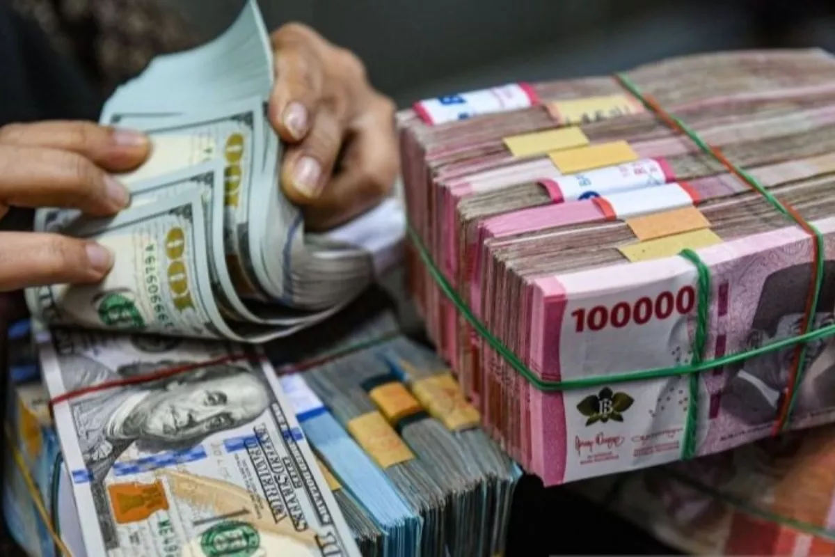 Kurs Rupiah Hari Jumat Ditutup Naik ke Rp17.897 Berkat Cadev Stabil RI