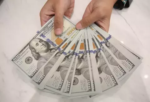 Rupiah Dibuka Melemah, Cek Kurs Dolar AS di BCA hingga BNI Hari Ini