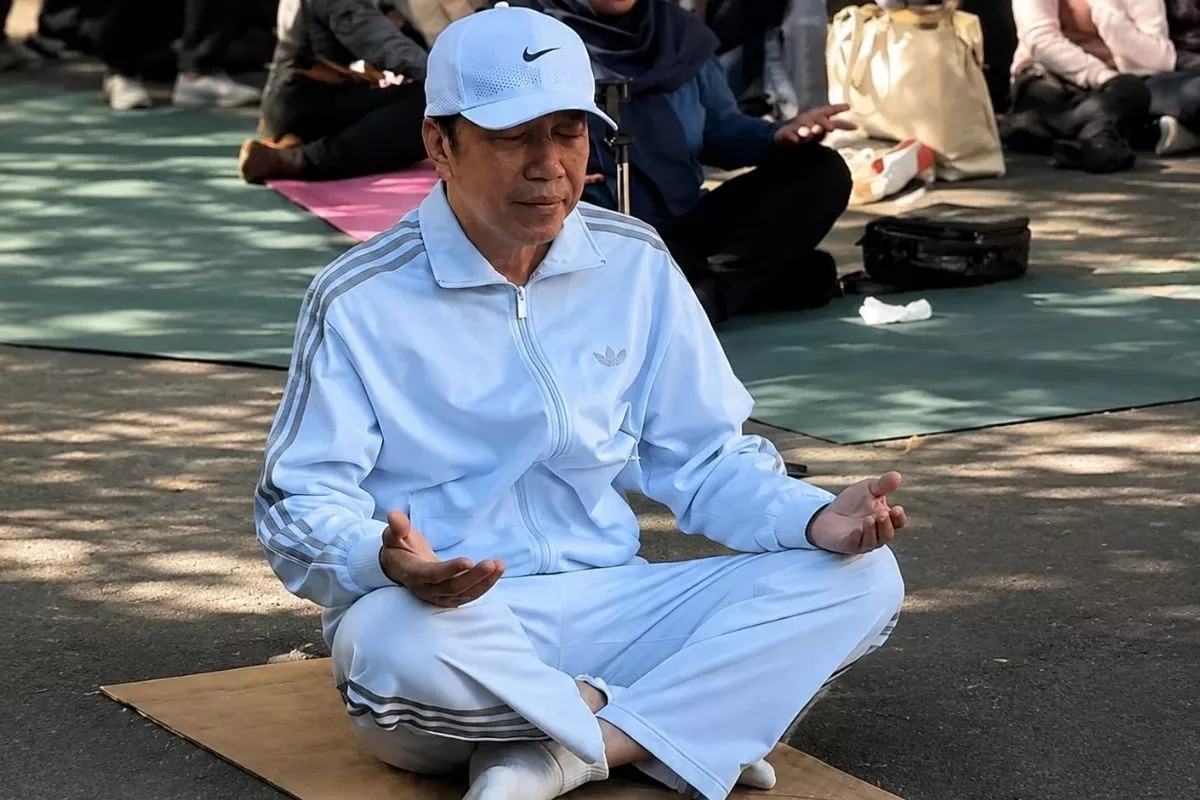 Jokowi Ikut Yoga Dadakan Bareng Warga di Depan Rumah Solo