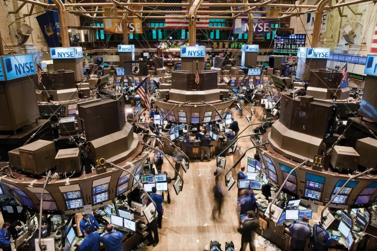 Wall Street Tertekan, Pelaku Pasar Bertaruh Kenaikan Suku Bunga The Fed