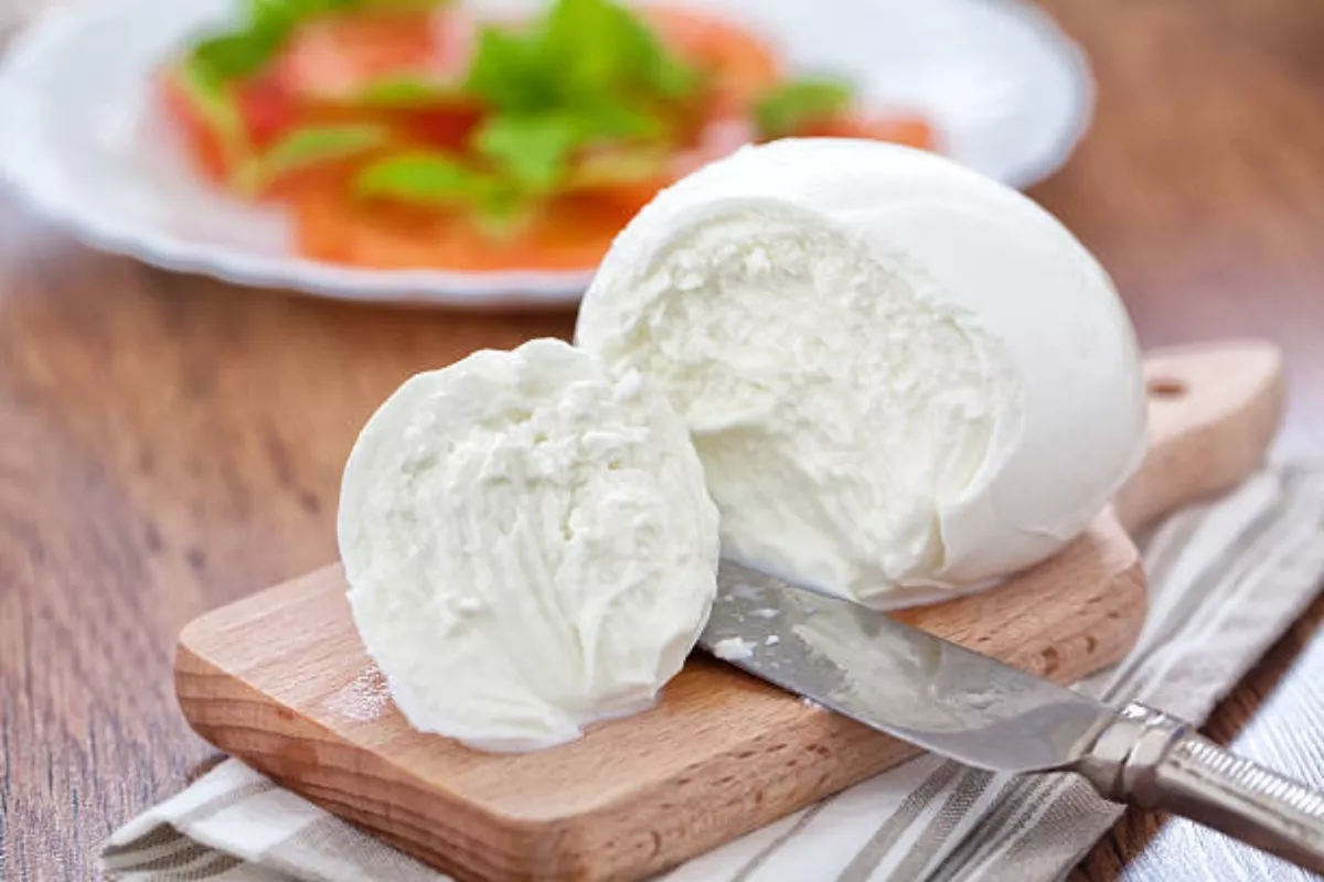 Cara Membuat Keju Mozzarella Sederhana di Rumah, Anti Gagal!