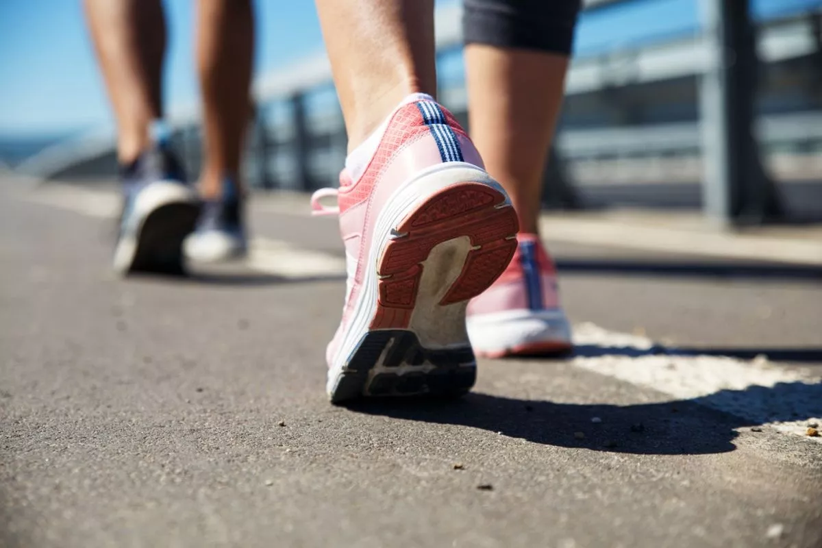 Cara Memilih Sepatu Jalan Kaki Nyaman dan Aman