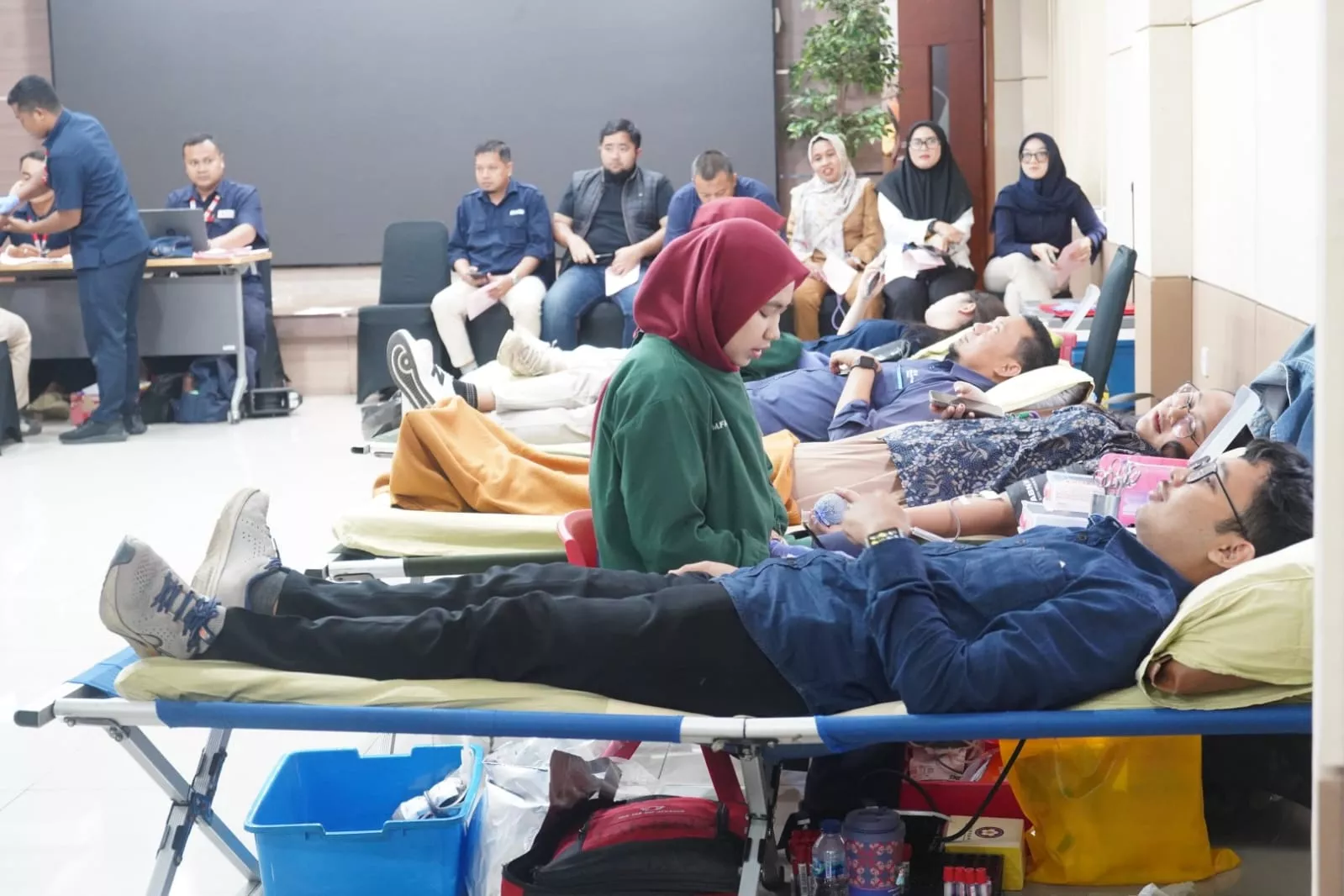 PLN Indonesia Power UBH Berkolaborasi dengan PMI, Kelurahan Petamburan, dan PLN Engineering Gelar Donor Darah pada Bulan K3 Nasional