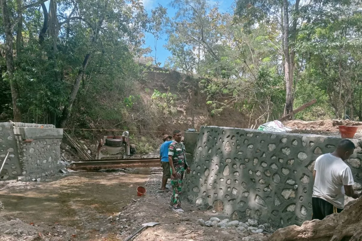 Kodim 1618/TTU Geber Pembangunan Jembatan Beton Desa Banfanu
