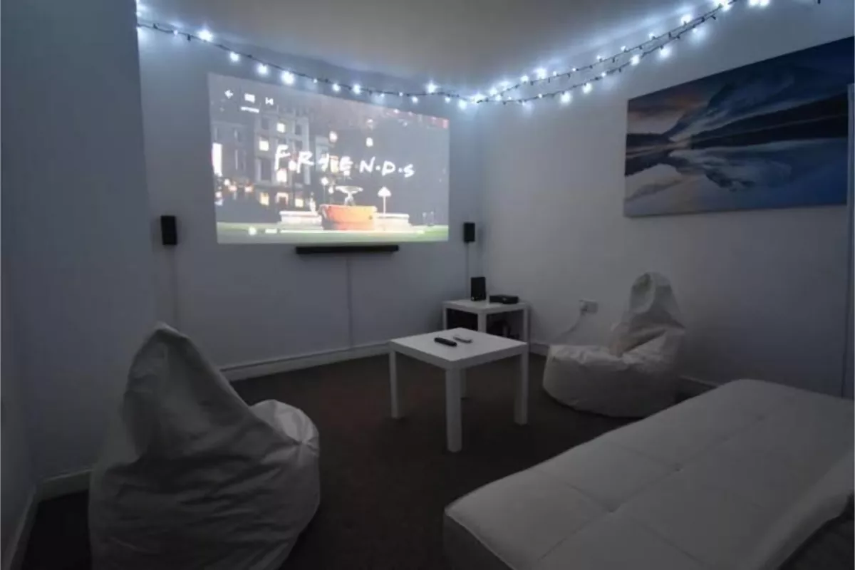 Inilah Cara Mengubah Kamar Menjadi Bioskop Pribadi yang Estetik 