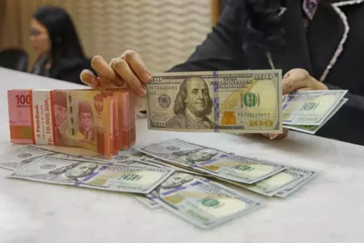 Nilai Tukar Rupiah Hari Ini Diprediksi Fluktuatif Menghadapi Dolar AS