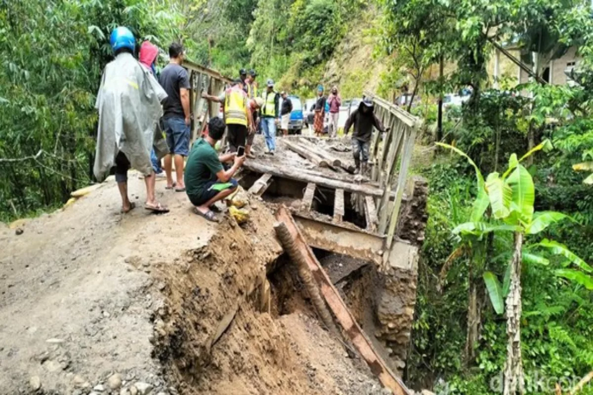 Dampak Jembatan Jambumalea Polman Amblas Warga Tempuh Jalur Jauh
