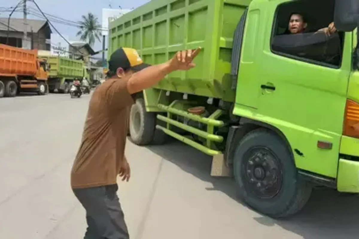 Langgar Aturan, Truk Tambang di Tangerang Diadang Warga