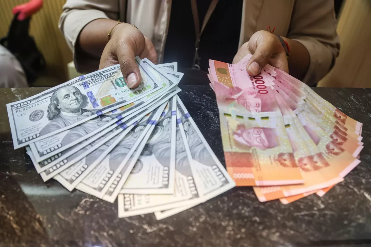 Harga Minyak Turun, Rupiah Menguat ke Rp17.997 per Dolar AS