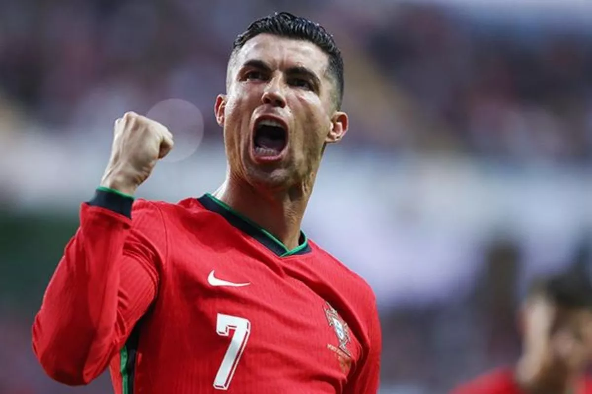 Pesan Haru Cristiano Ronaldo untuk Lionel Messi yang Kehilangan Sang Ayah