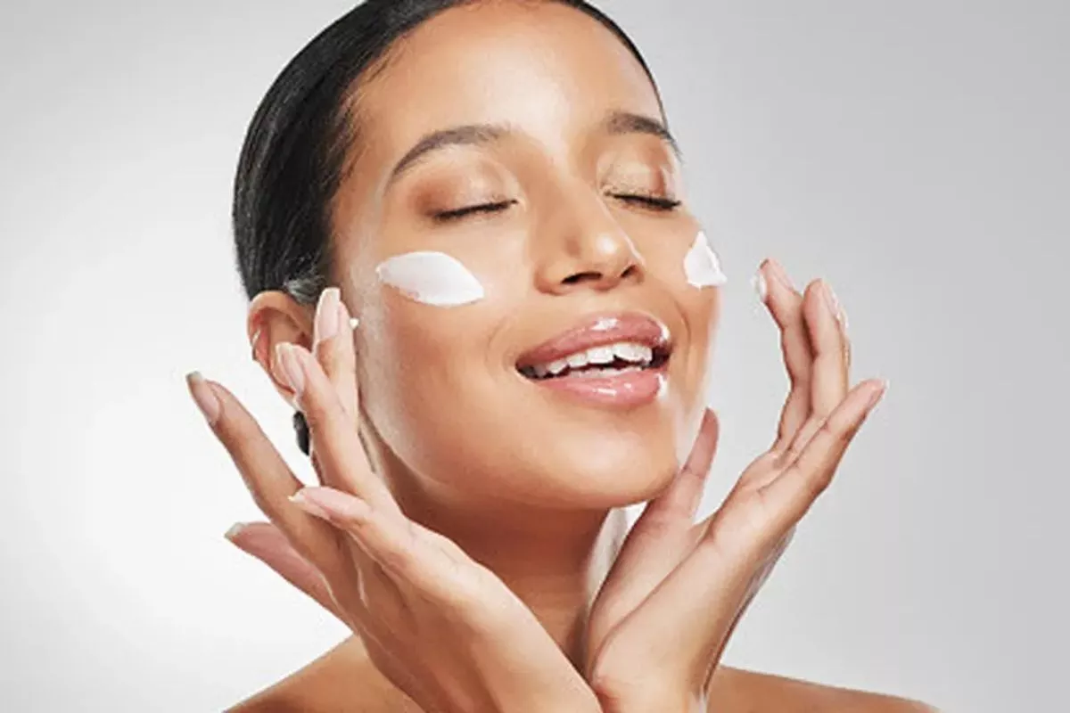 Tips Ahli: 4 Langkah Rutinitas Skincare Kulit Berminyak