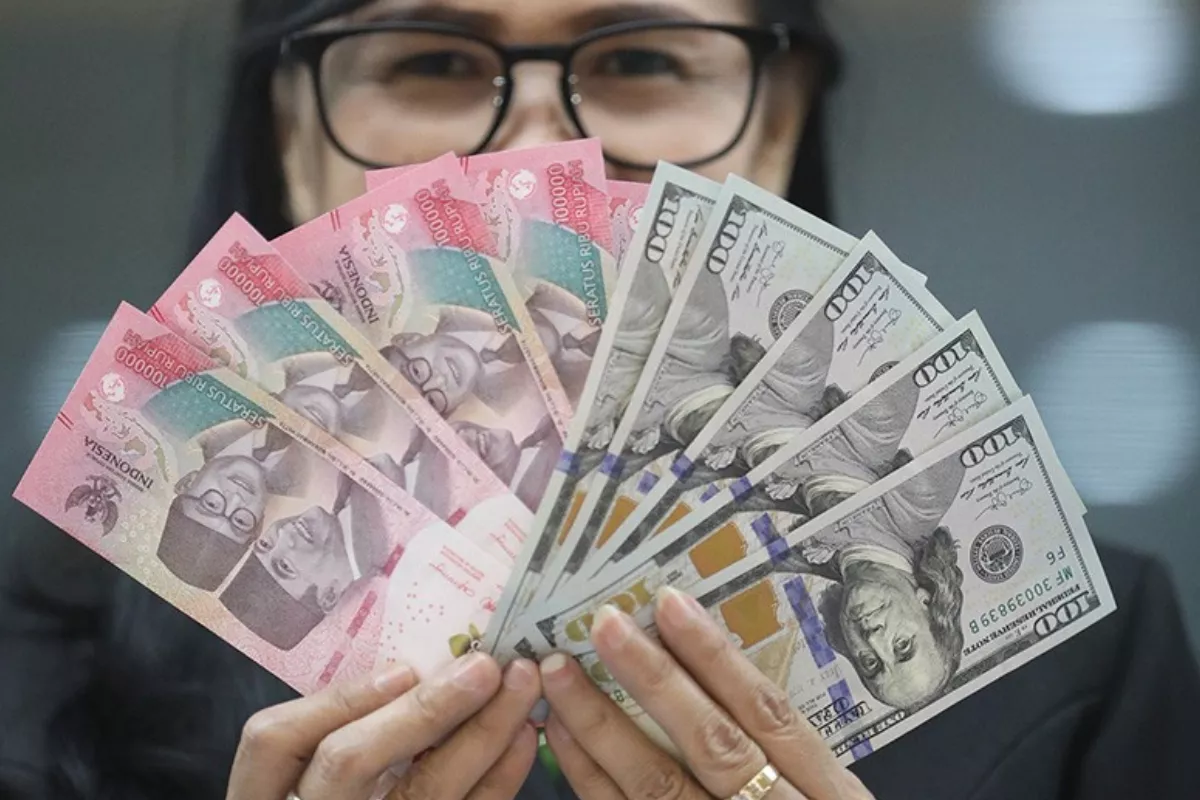 Rupiah Melemah ke Rp18.074, Kurs Dolar di Bank Besar Naik