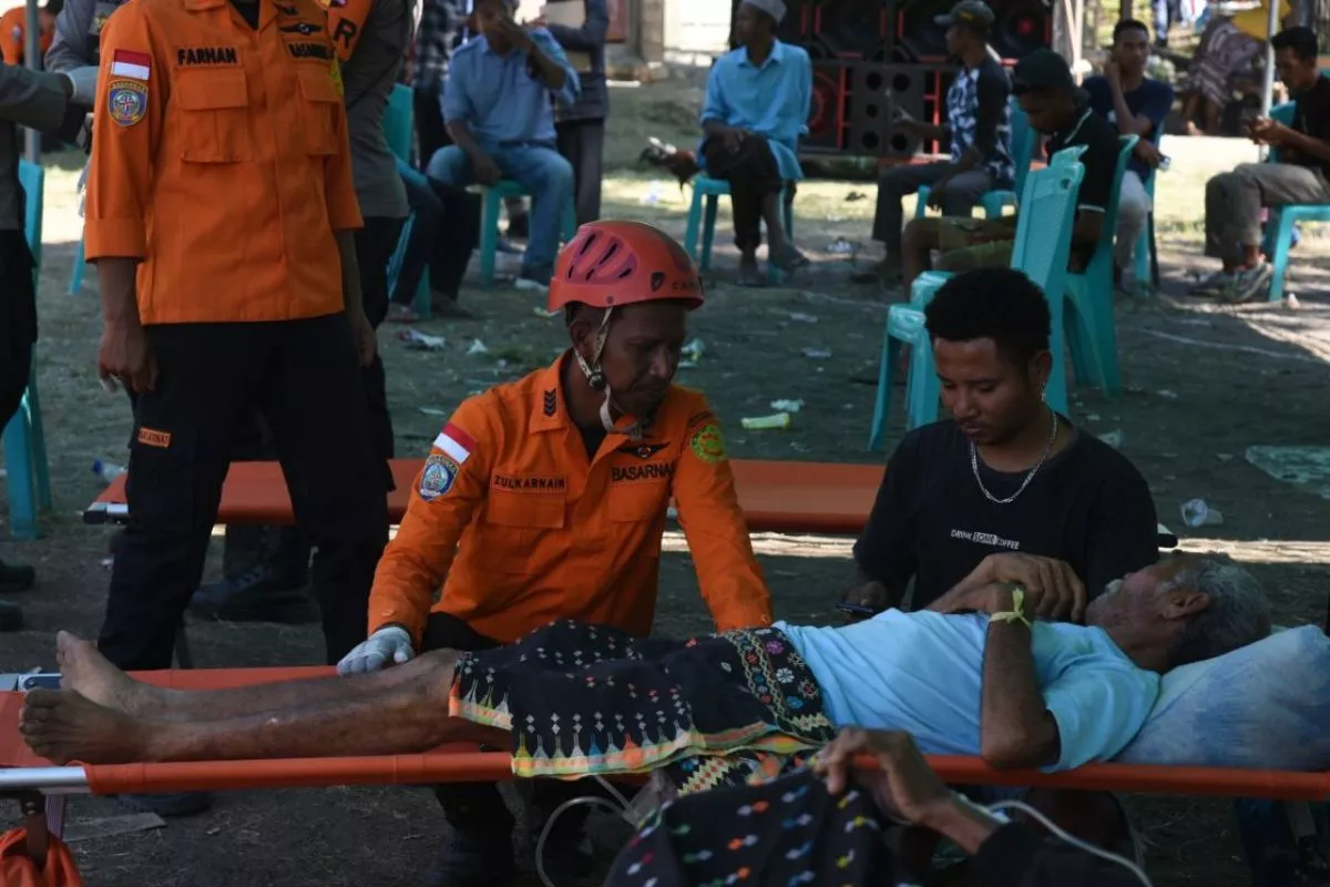 Korban Luka Berat Gempa NTT Dievakuasi Helikopter Basarnas