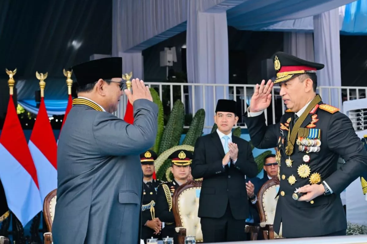 HUT Ke-80 Bhayangkara, Presiden Prabowo Terima Medali dari Polri