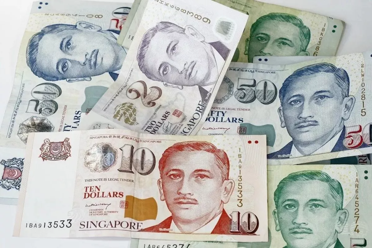 Nilai Tukar Rupiah Terus Melemah Terhadap Dolar Singapura dan Dolar AS