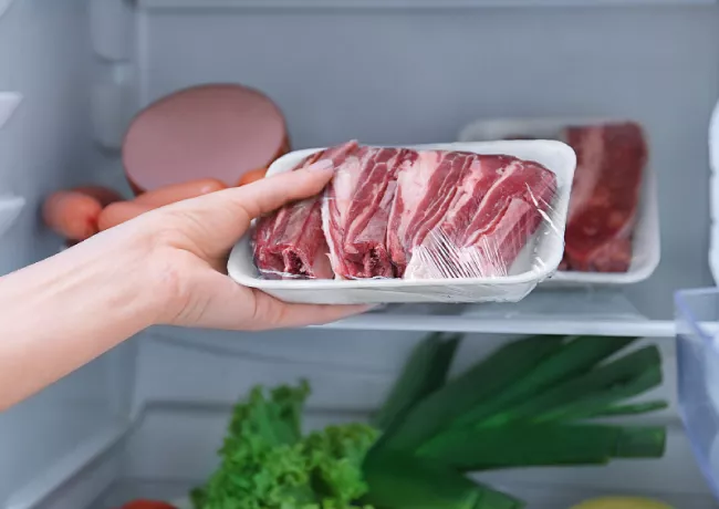 Cara Membersihkan Daging yang Aman Tanpa Risiko Kontaminasi Bakteri