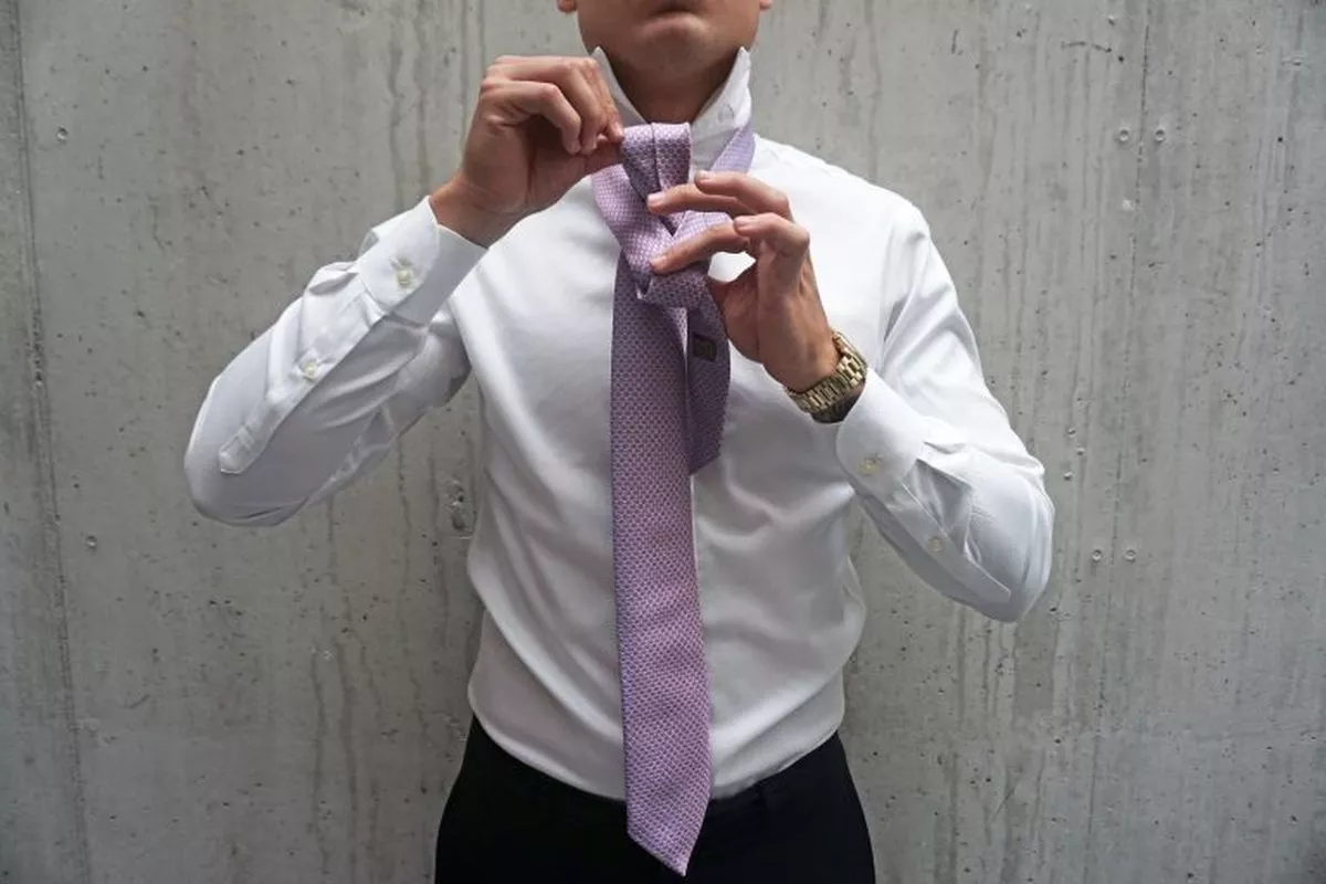 Cara Memakai Dasi Segitiga yang Mudah (Langkah Demi Langkah) 2026