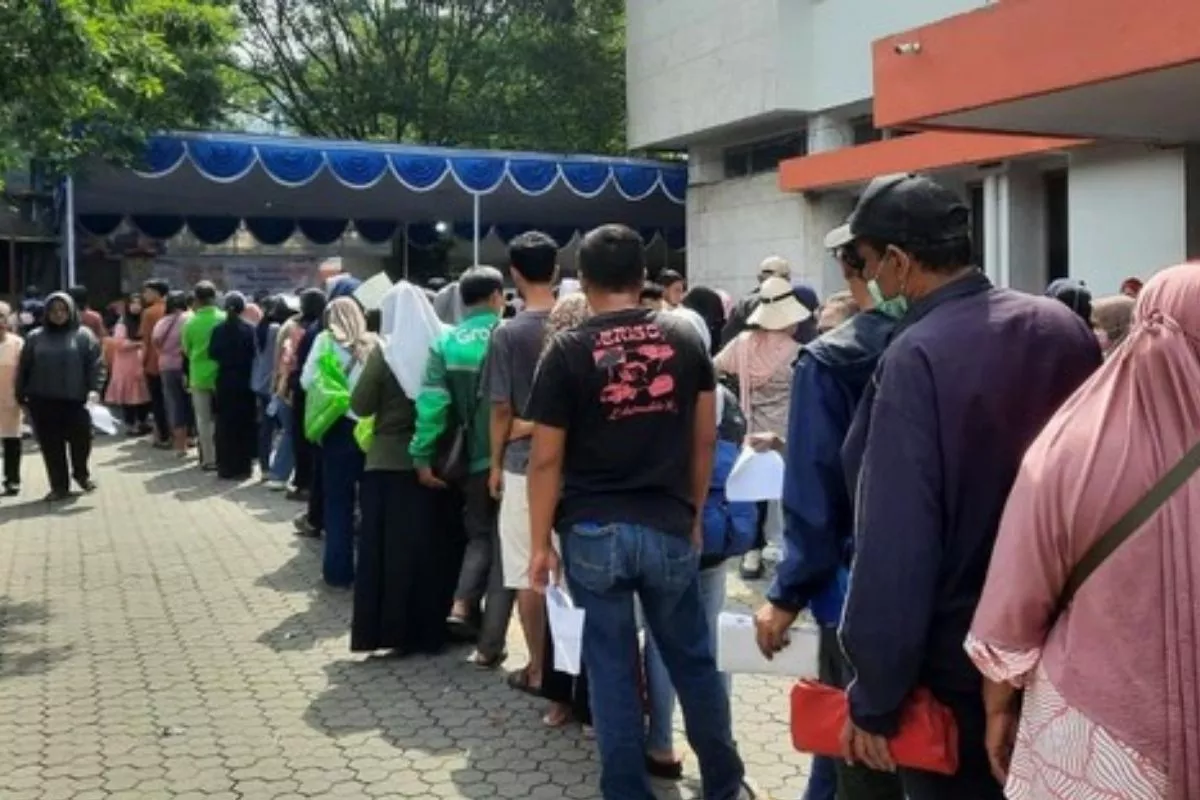 Luhut Sebut 50 Juta Masyarakat Miskin Terima Bansos Digital