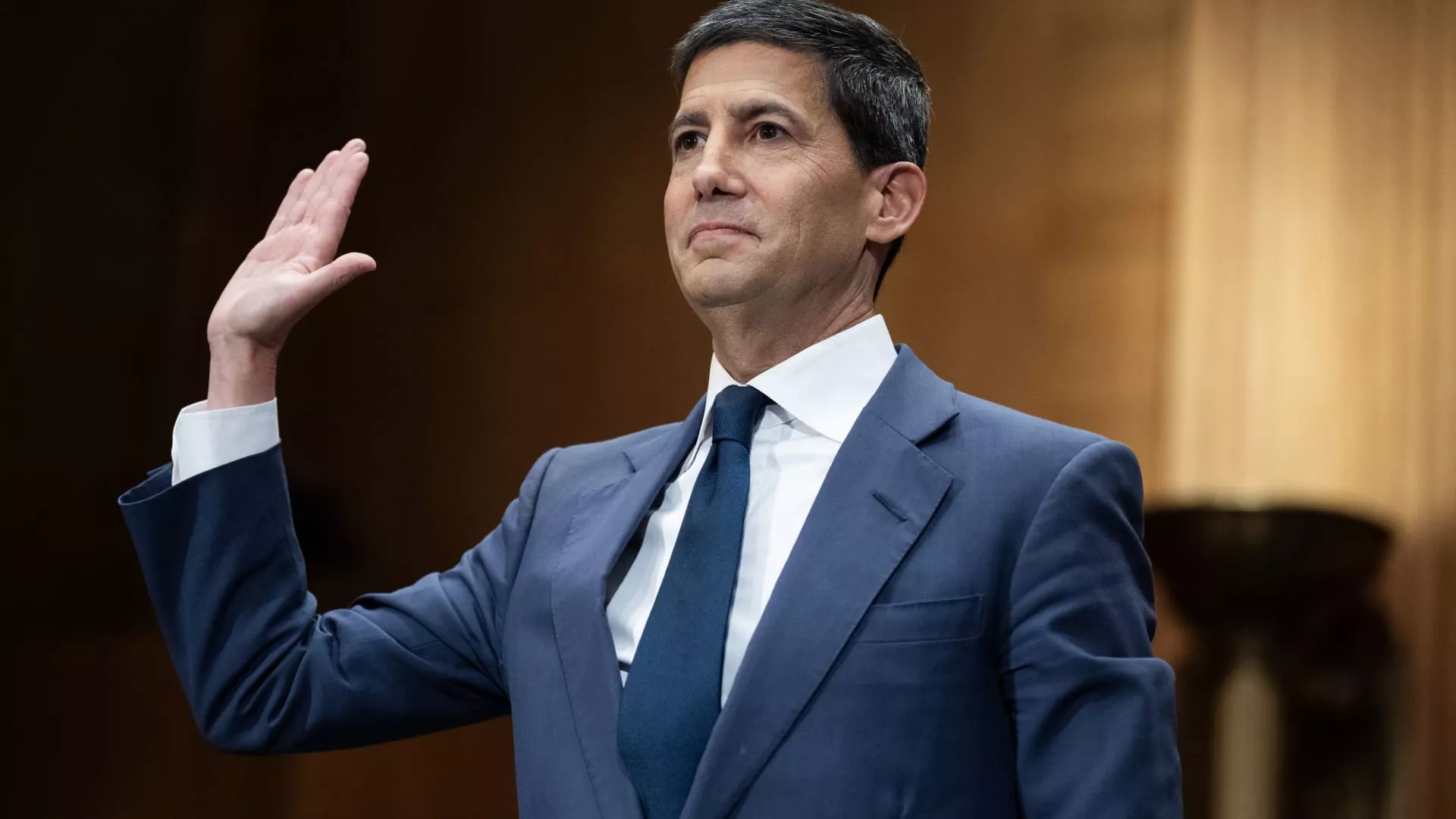 Kepemimpinan Kevin Warsh: The Fed Putuskan Tahan Suku Bunga