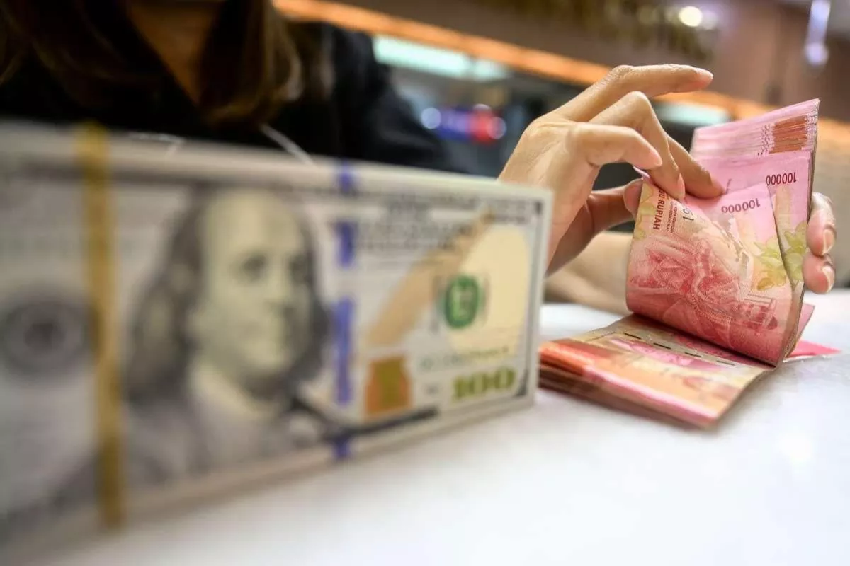 Rupiah Melemah Sepekan Akibat Dampak Konflik Timur Tengah Dan BI Rate.