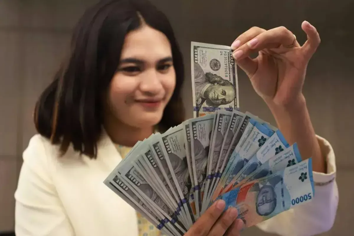 Kurs USD 13 Mei 2026: Kompak Menguat di Bank dan Pasar Bebas