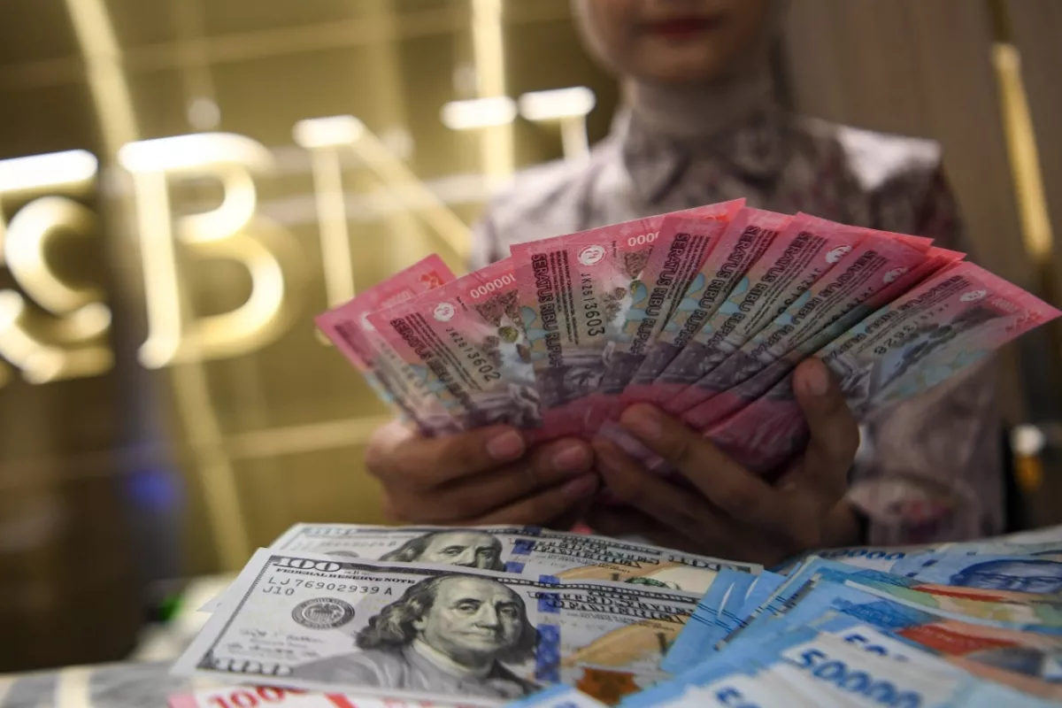 Rupiah Ambles ke Rp17.944, Cek Kurs Dolar AS di BCA hingga Mandiri