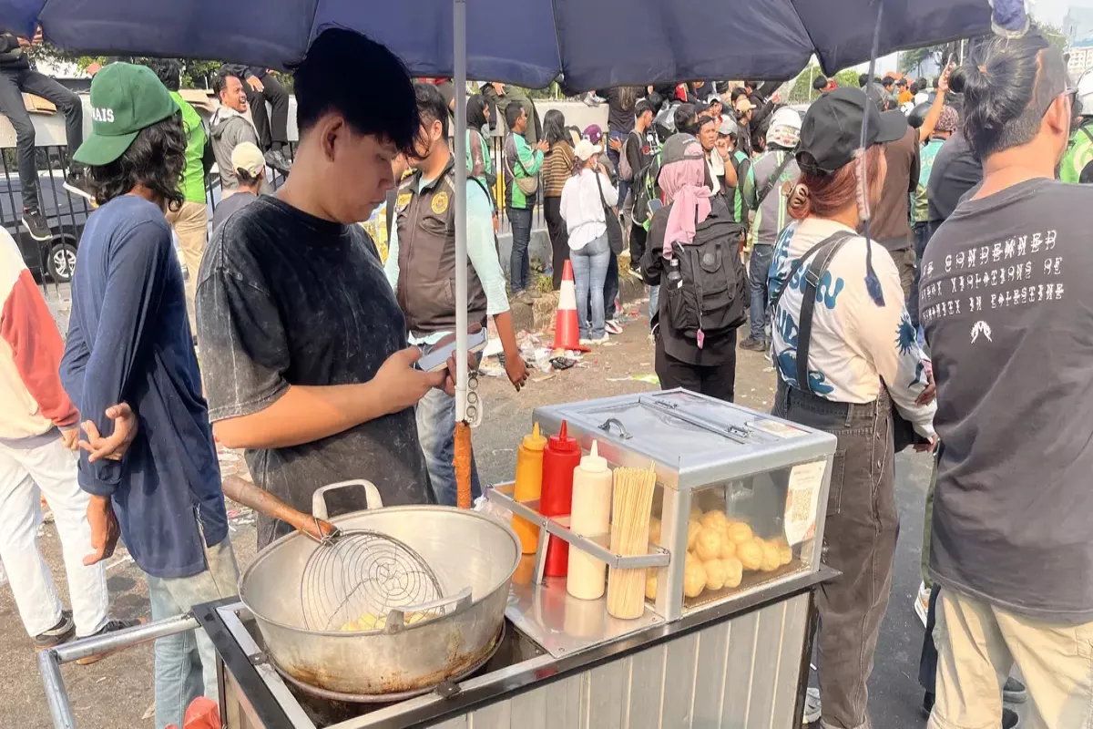 Kisah Penjual Makanan Saat Unjuk Rasa DPR Diskon Harga dan Gangguan Sinyal