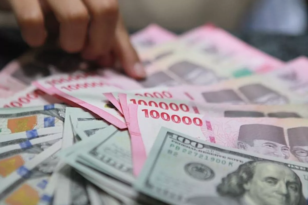 Rupiah Diprediksi Fluktuatif dan Melemah terhadap Dolar AS Hari Ini