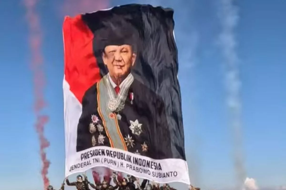 Istana Sebut Pengibaran Bendera Prabowo Wujud Bangga Alutsista