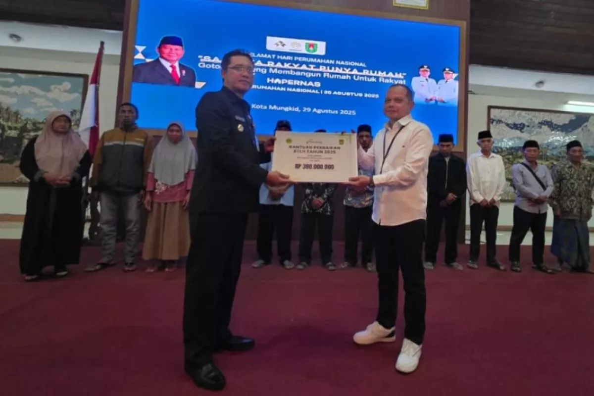 Bank Jateng Bantu Perbaikan 5 Rumah Tidak Layak Huni di Rembang