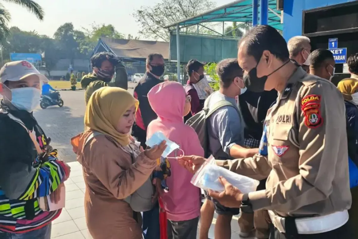 Ditlantas Polda Metro Jaya Bagikan Masker bagi Seluruh Wajib Pajak
