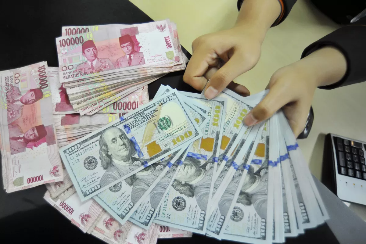 Rupiah Diperkirakan Bergerak Fluktuatif dan Melemah ke 18.250 per Dolar AS