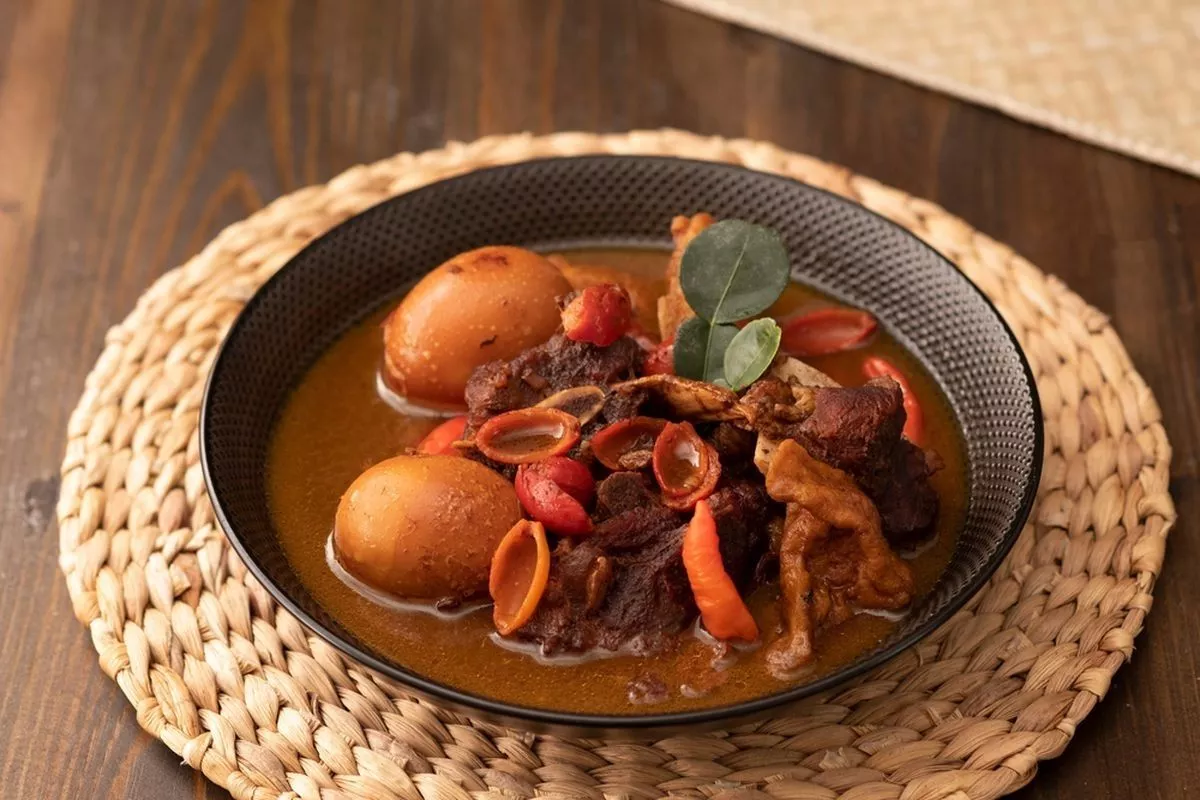 Cara Membuat Sayur Brongkos Daging Sapi dan Kacang Tolo