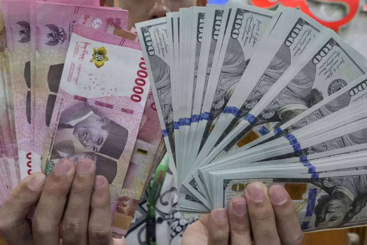Rupiah Tembus Angka 17.000 per Dolar AS, Analis Minta Pelaku Usaha Tenang