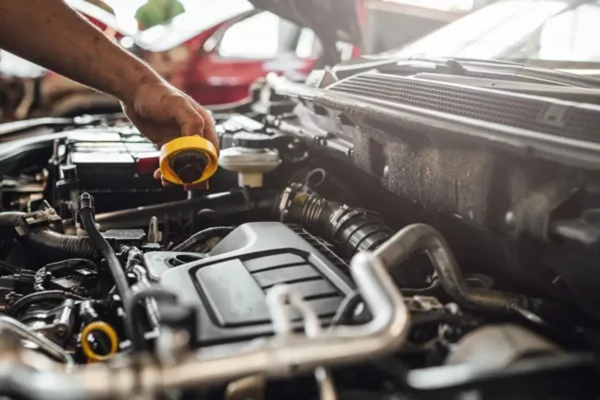 Simak Kapan Waktu yang Tepat Mengganti Oli Mesin Mobil agar Joss