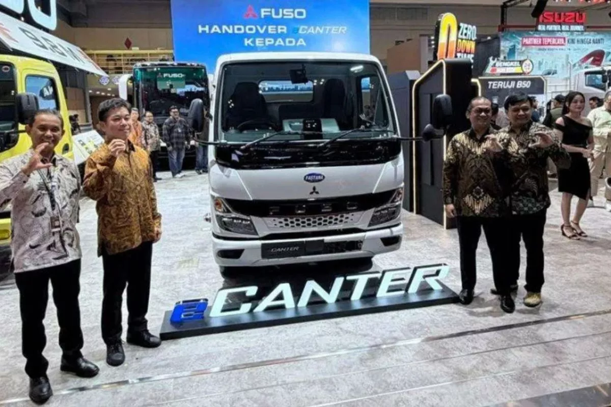Dorong Logistik Hijau, Fuso eCanter Diserahkan ke FLI