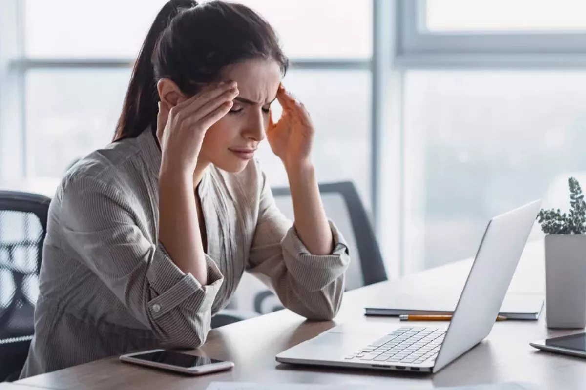 Penyebab Rasa Sakit Saat Bekerja di Kantor dan Cara Mengenalinya
