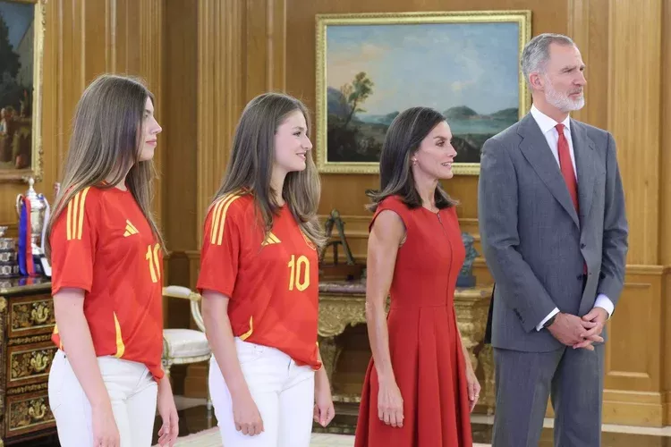 Keluarga Kerajaan Spanyol Kompak Dukung Timnas, Felipe VI Tonton Semifinal Bareng Letizia dan Putri