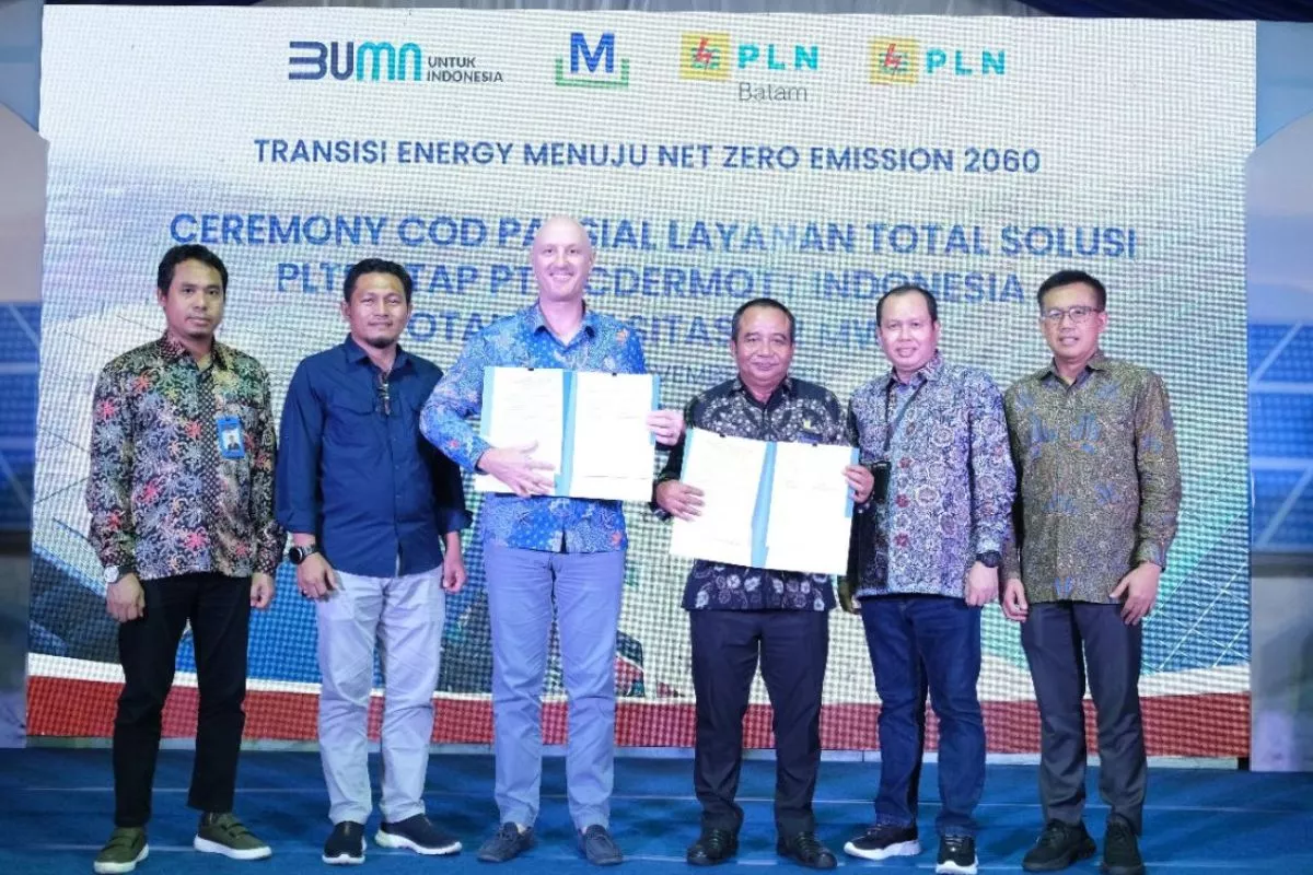 PLN Pasang PLTS Atap 12 MWp di 400 Gedung Guna Tekan Emisi Karbon
