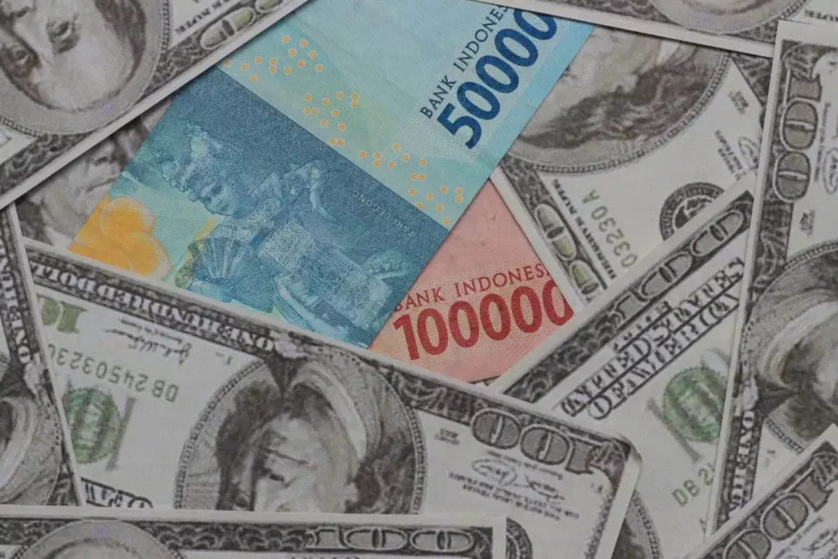 Kurs Rupiah Hari Ini Diproyeksikan Melemah ke Rp18.000 per Dolar AS