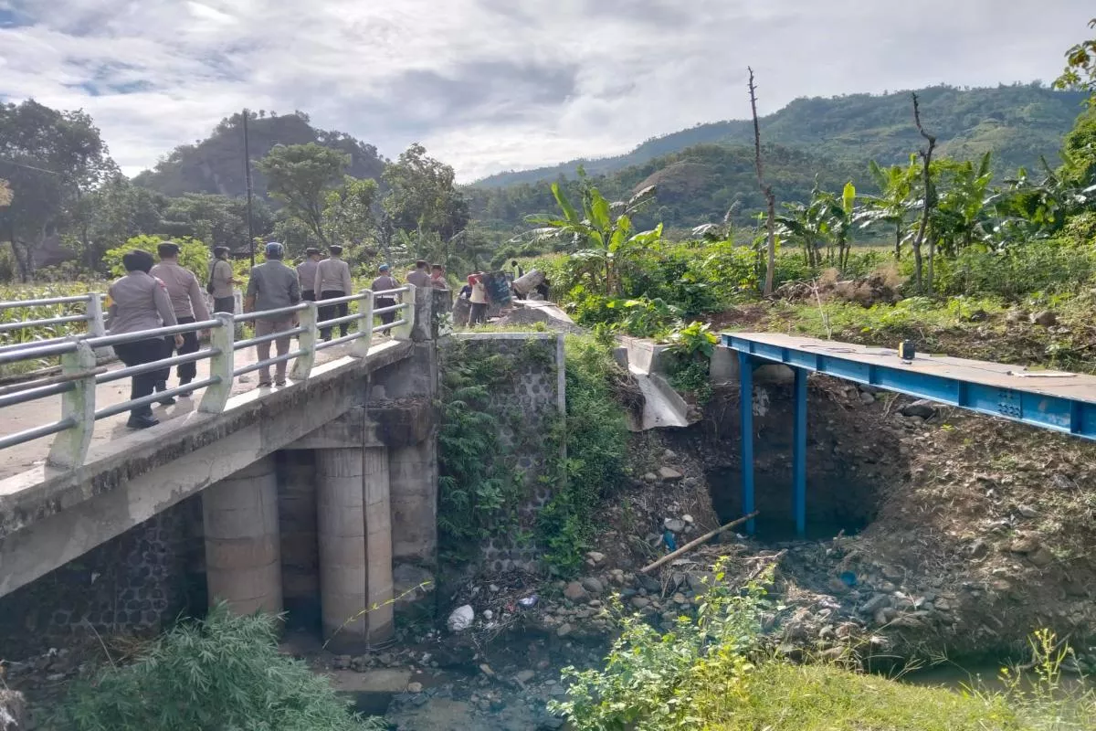 Polres Ponorogo Bangun Jembatan Merah Putih Presisi untuk Warga