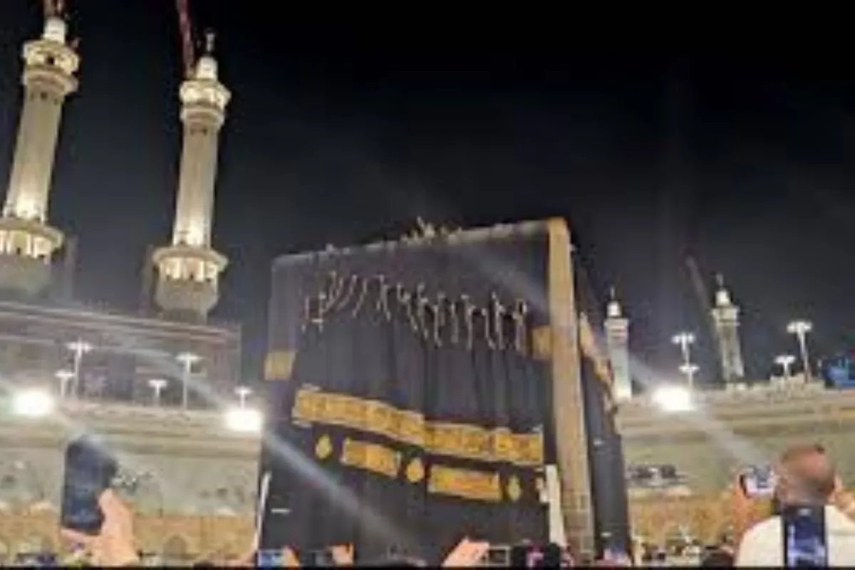 Syahdunya Prosesi Pergantian Kiswah Sambut Tahun Baru di Makkah
