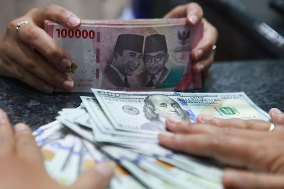 Gerak Rupiah Awal Pekan Berpotensi Menguat ke Rp17.650 per Dolar AS