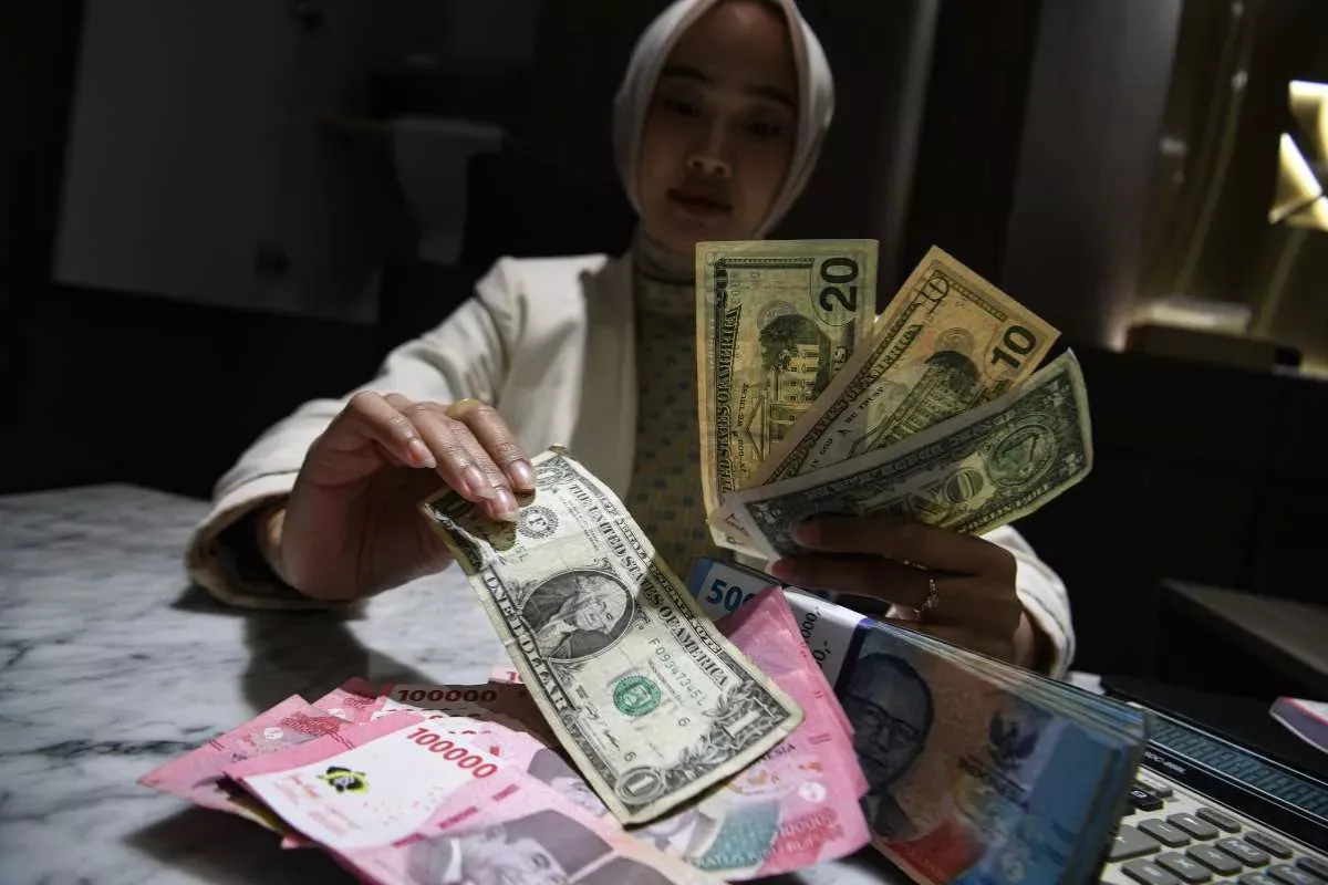 Rupiah Diproyeksi Fluktuatif hingga Rp17.700 Perdagangan Hari Ini